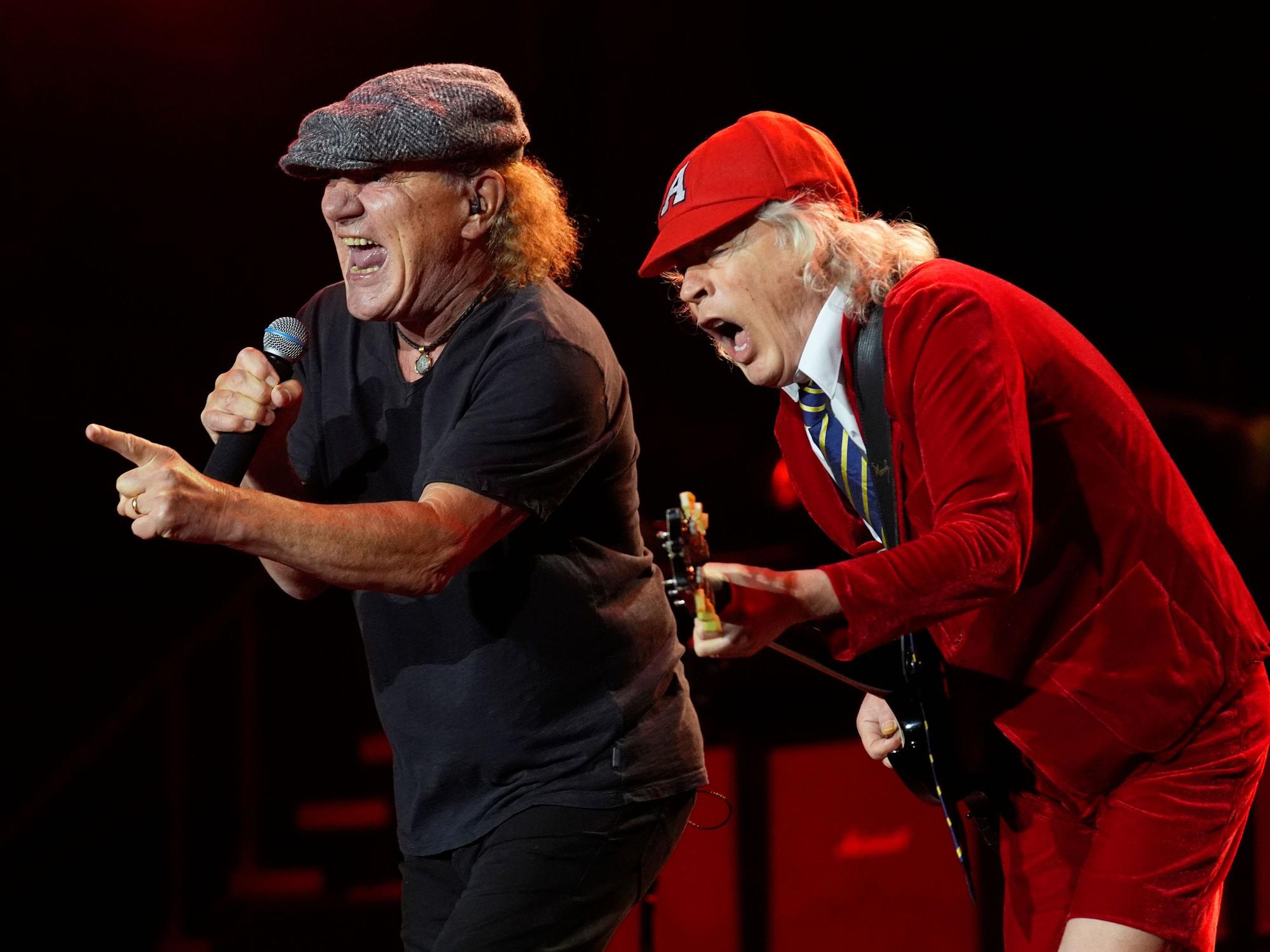 19.04.2025, USA, Pasadena: Brian Johnson (l) und Angus Young von AC/DC treten im Rose Bowl Stadion in Pasadena, Kalifornien auf. Foto: Chris Pizzello/Invision/AP/dpa +++ dpa-Bildfunk +++