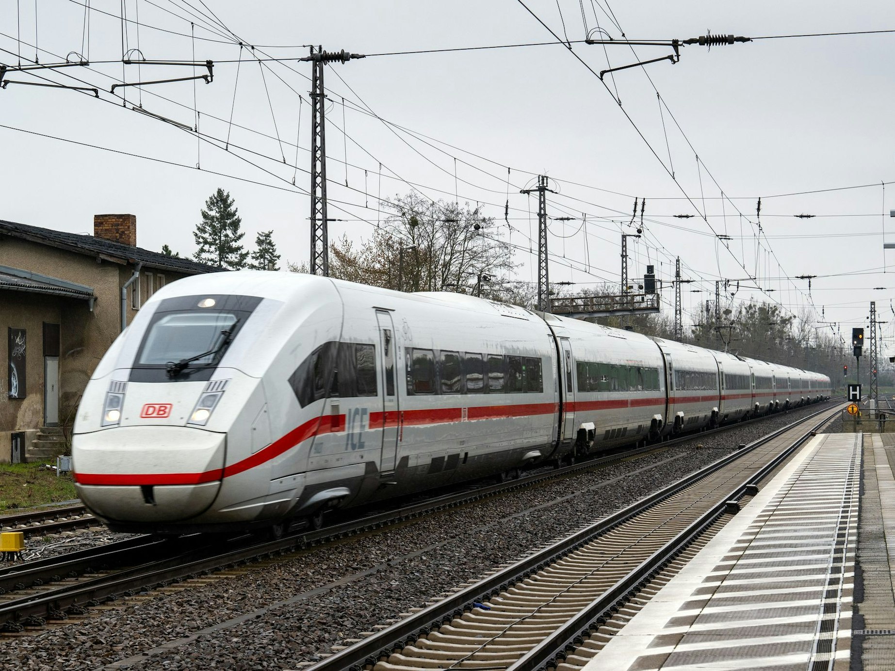 Ein ICE an einem Bahnhof.