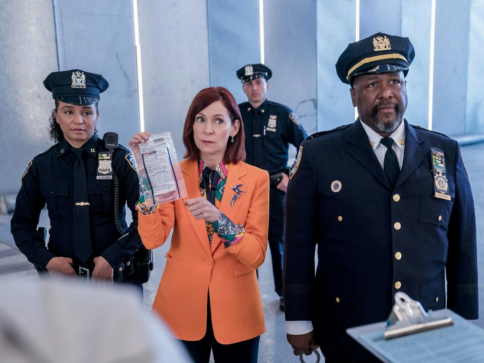 Officer Kaya Blanke (Carra Patterson, links) und Captain Wagner (Wendell Pierce, rechts) haben sich mittlerweile an ihre ungewöhnliche Kollegin Elsbeth Tascioni (Carrie Preston) gewöhnt. (Bild: Michael Parmelee/2024 CBS Broadcasting)