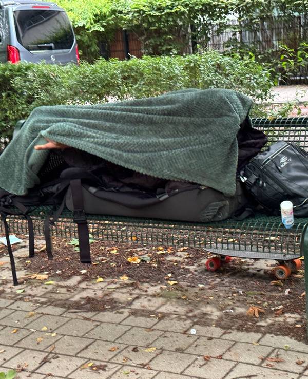 Am Rautenstrauch Kanal lebt ein Obdachloser auf einer Bank.