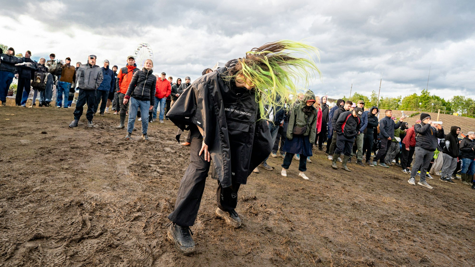 Eine Frau tanzt im Schlamm vor der Atmos-Stage bei „Rock am Ring“.