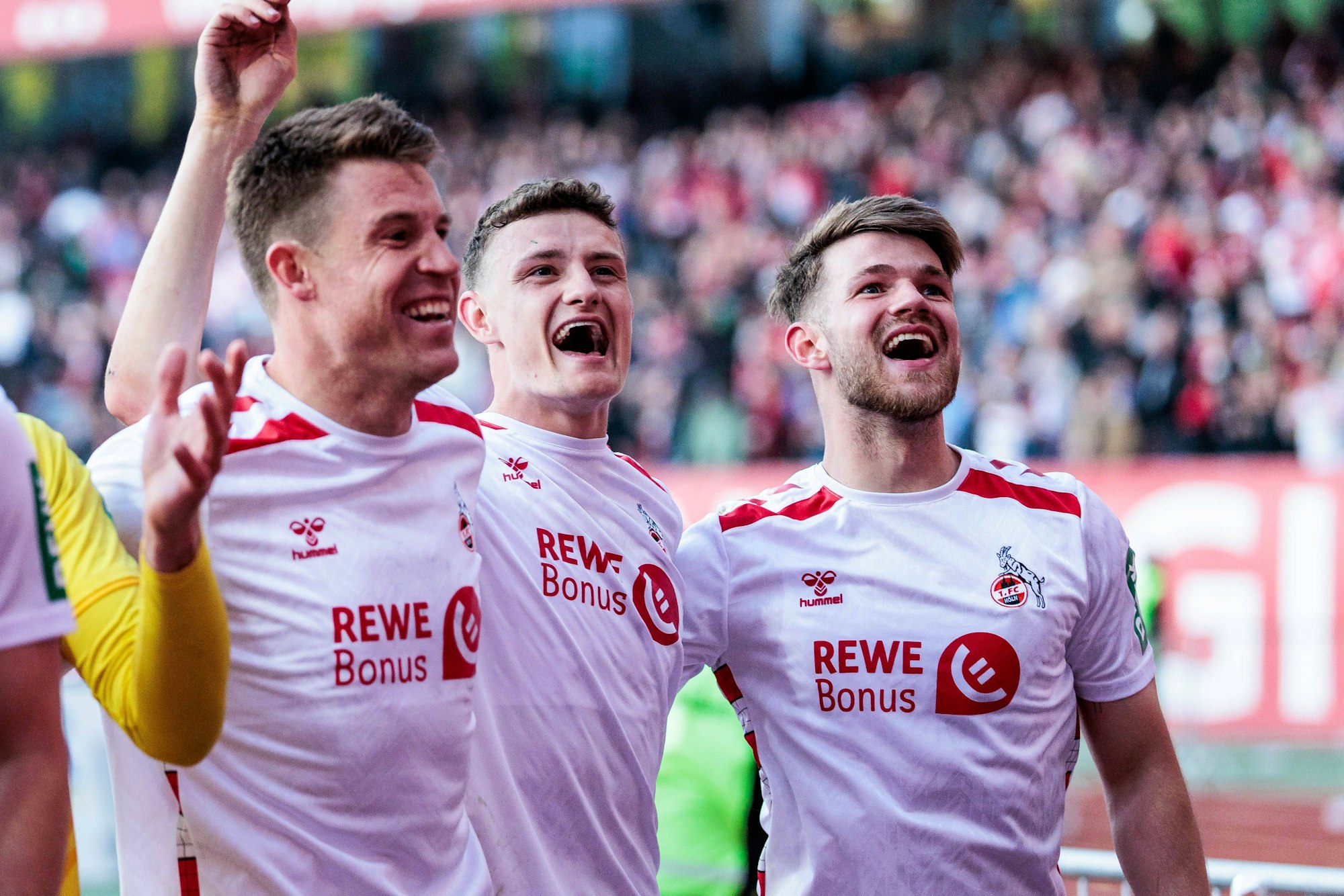 Jan Thielmann und Eric Martel feiern gemeinsam mit Dominique Heintz vor der Fankurve.