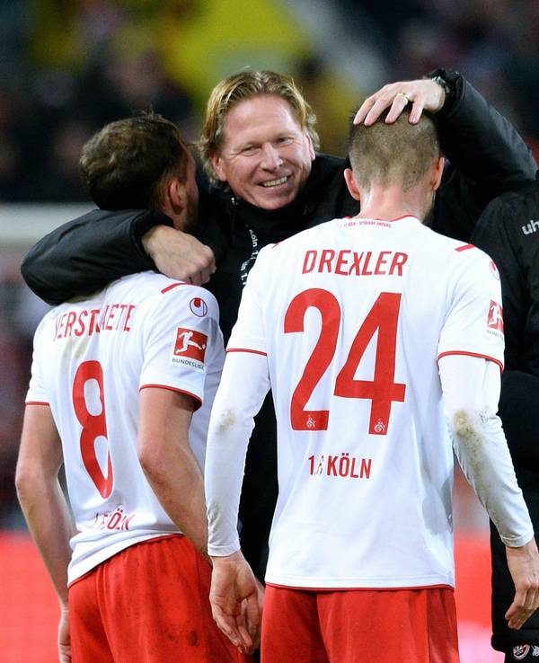 Markus Gisdol umarmt Birger Verstraete und Dominick Drexler.