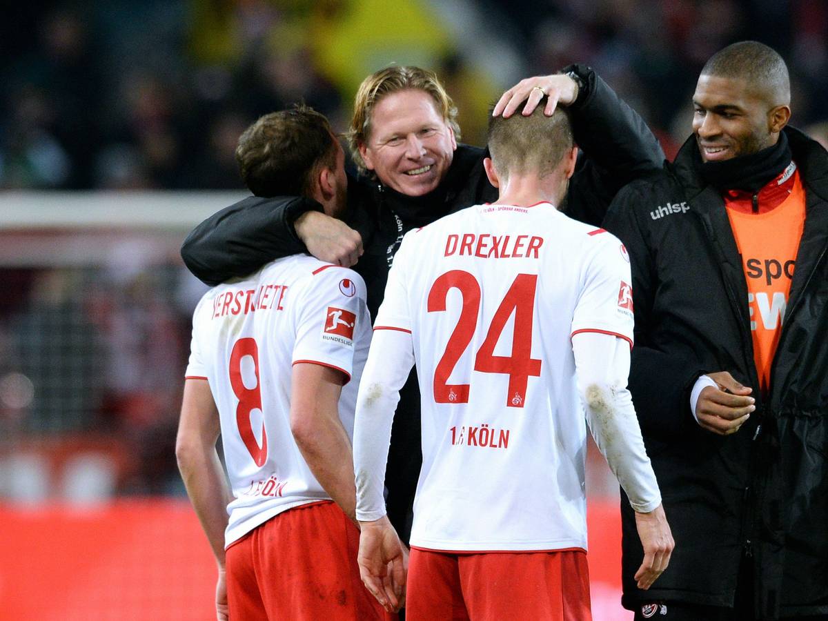 Markus Gisdol umarmt Birger Verstraete und Dominick Drexler.