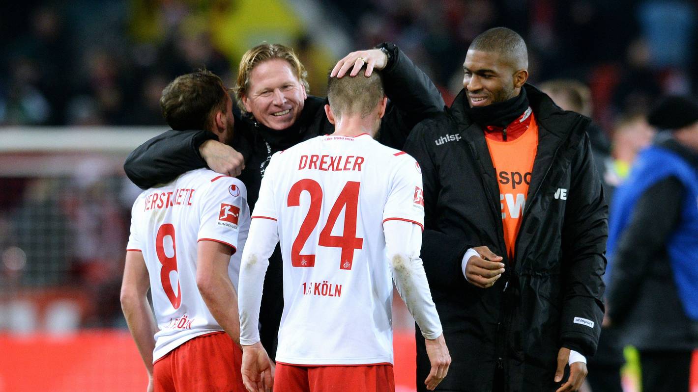 Markus Gisdol umarmt Birger Verstraete und Dominick Drexler.
