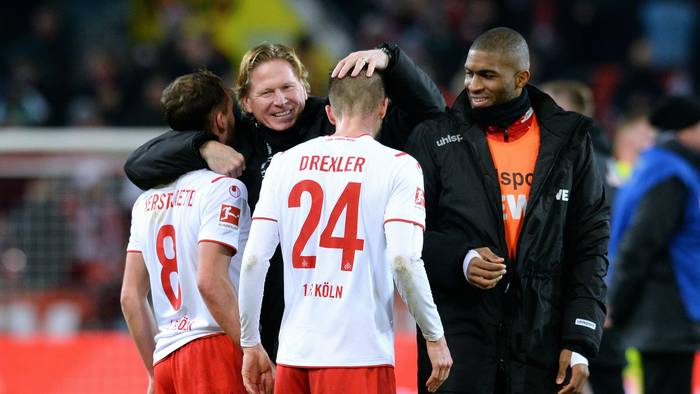 Markus Gisdol umarmt Birger Verstraete und Dominick Drexler.