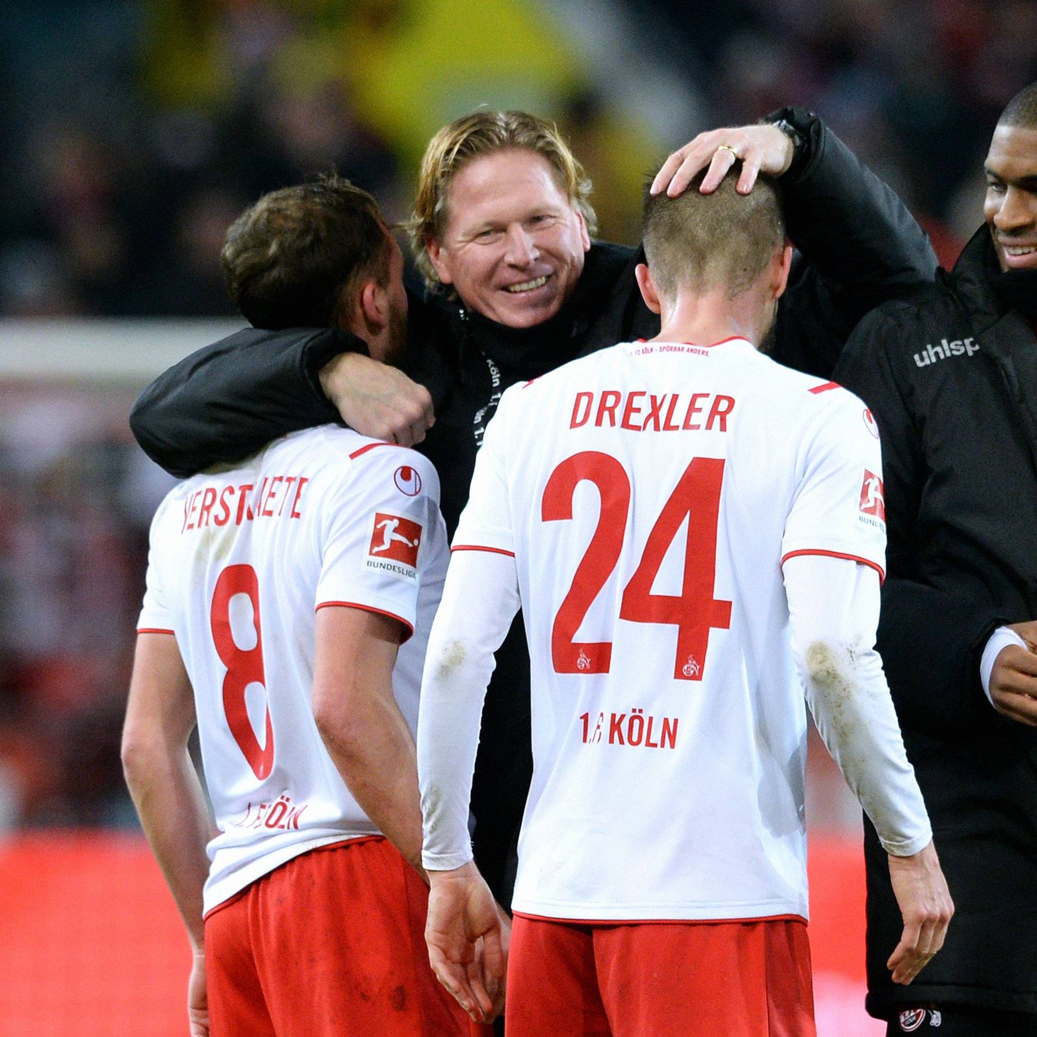 Markus Gisdol umarmt Birger Verstraete und Dominick Drexler.