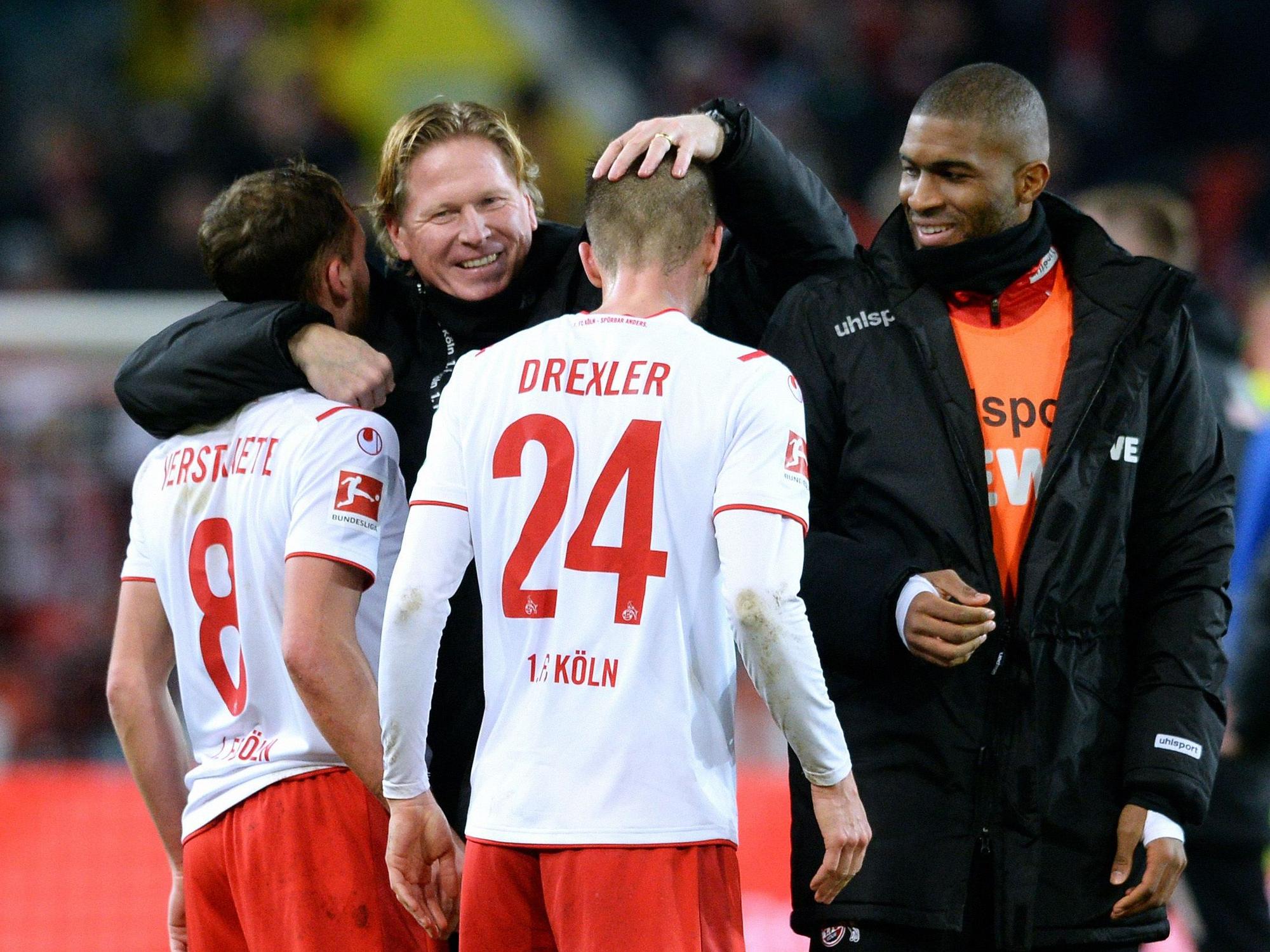 Markus Gisdol umarmt Birger Verstraete und Dominick Drexler.