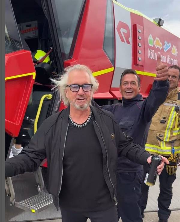 Robert Geiss durfte auf dem Flughafen Köln/Bonn ein Feuerwehrauto besichtigen.