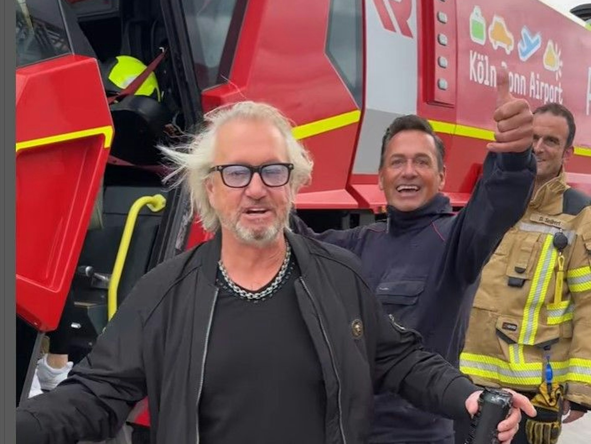 Robert Geiss durfte auf dem Flughafen Köln/Bonn ein Feuerwehrauto besichtigen.