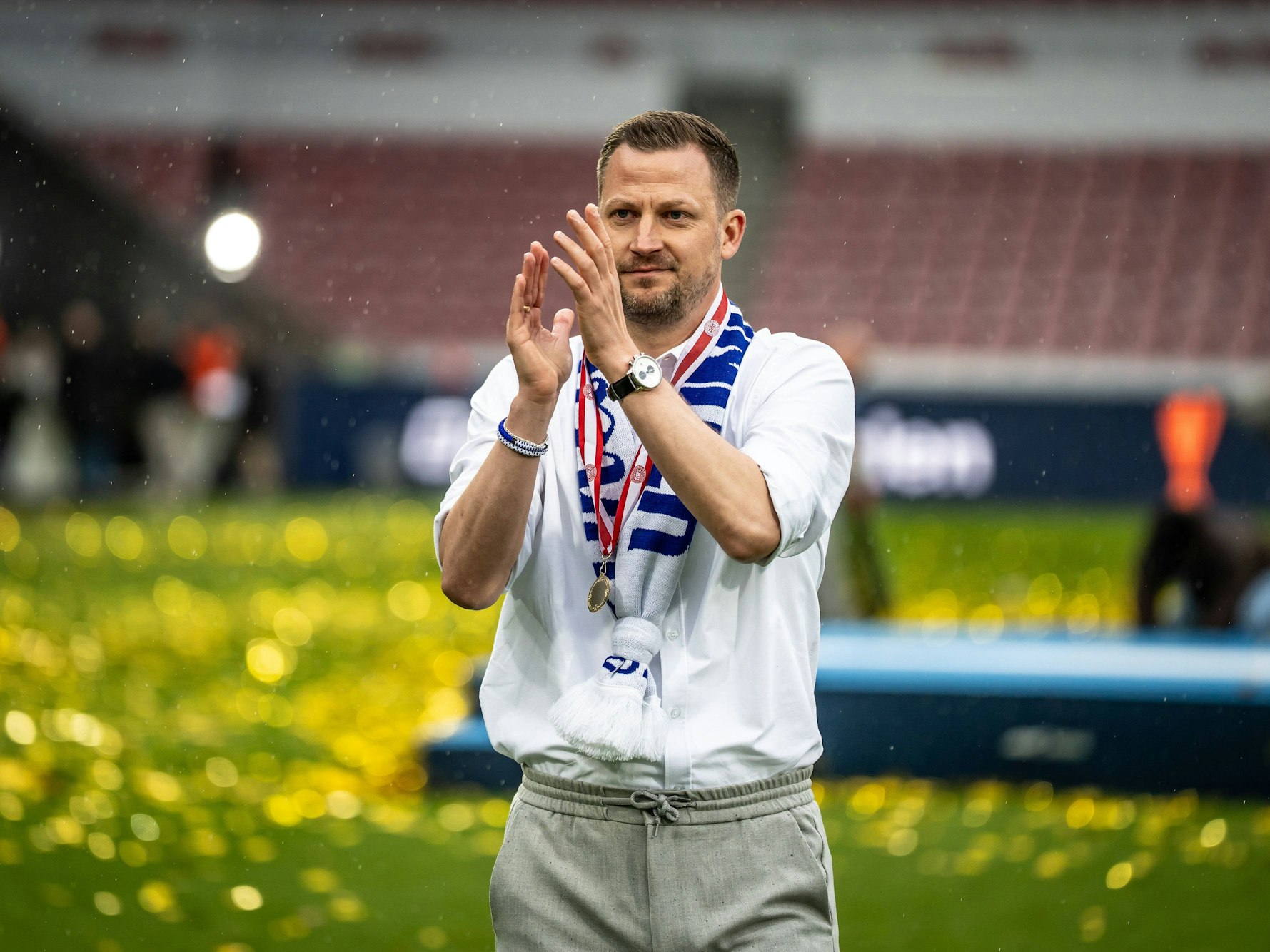 Jacob Neestrup bedankt sich mit Fanschal und Medaille um den Hals beim Kopenhagen-Anhang für die Unterstützung.