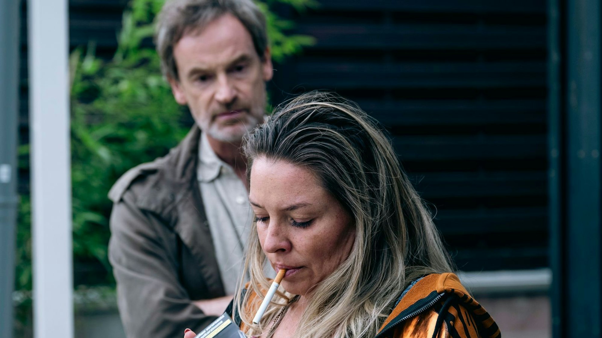 Im Dortmunder „Tatort: Feuer“ spricht Peter Faber (Jörg Hartmann) mit Fanny Bellmes (Karolina Lodyga), einer guten Freundin des Opfers Meike Gebken. Die lebte im Frauenhaus - auf der Flucht vor ihrem schlagenden Ehemann. Wer findet im Frauenhaus Schutz - und ist es schwierig, dort einen Platz zu bekommen?
