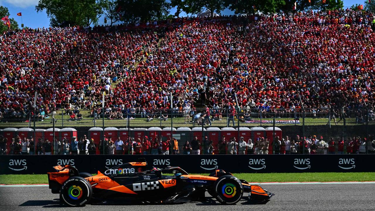 Oscar Piastri fährt in seinem Boliden in Imola an einer Tribüne vorbei.