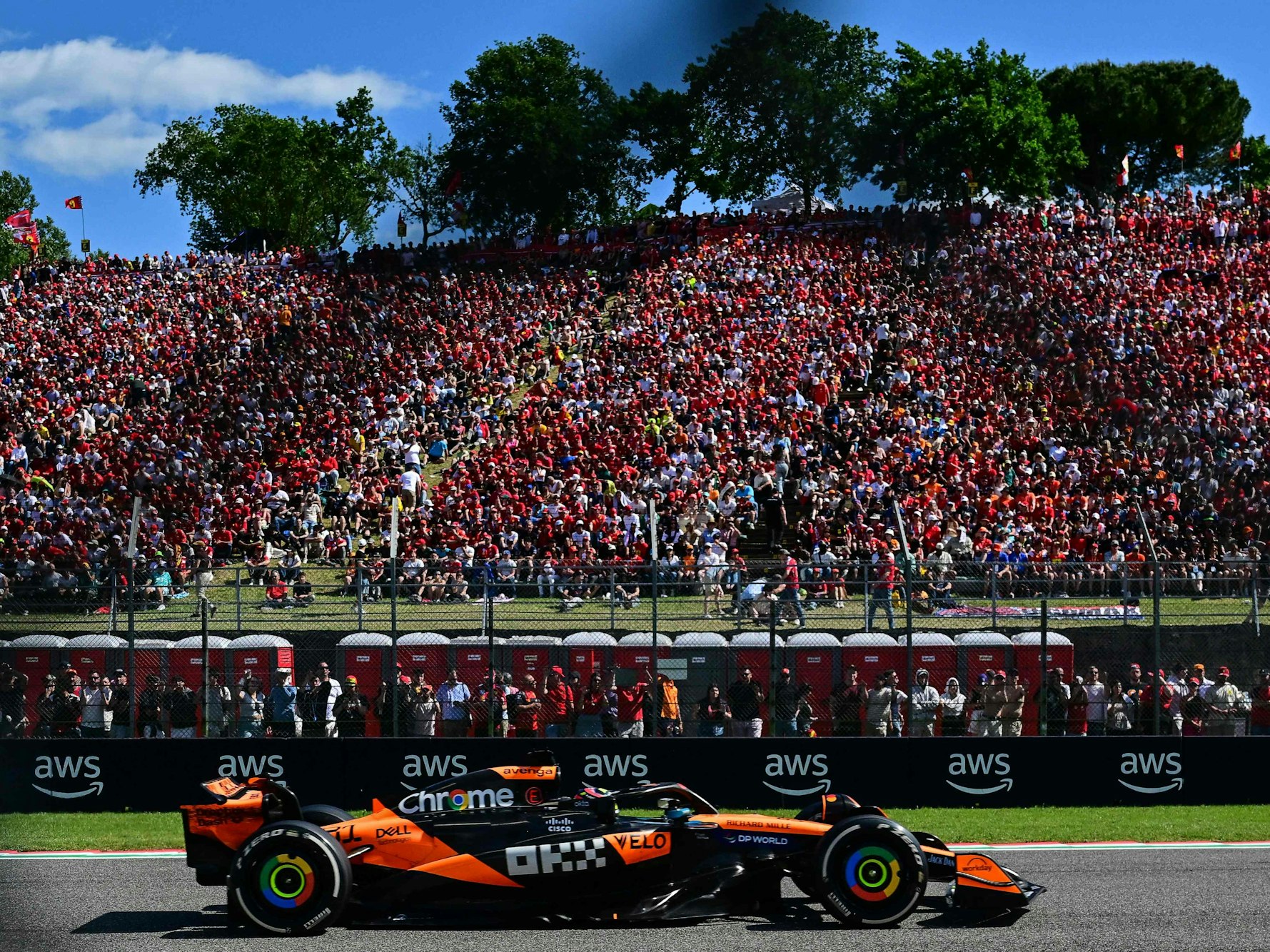 Oscar Piastri fährt in seinem Boliden in Imola an einer Tribüne vorbei.