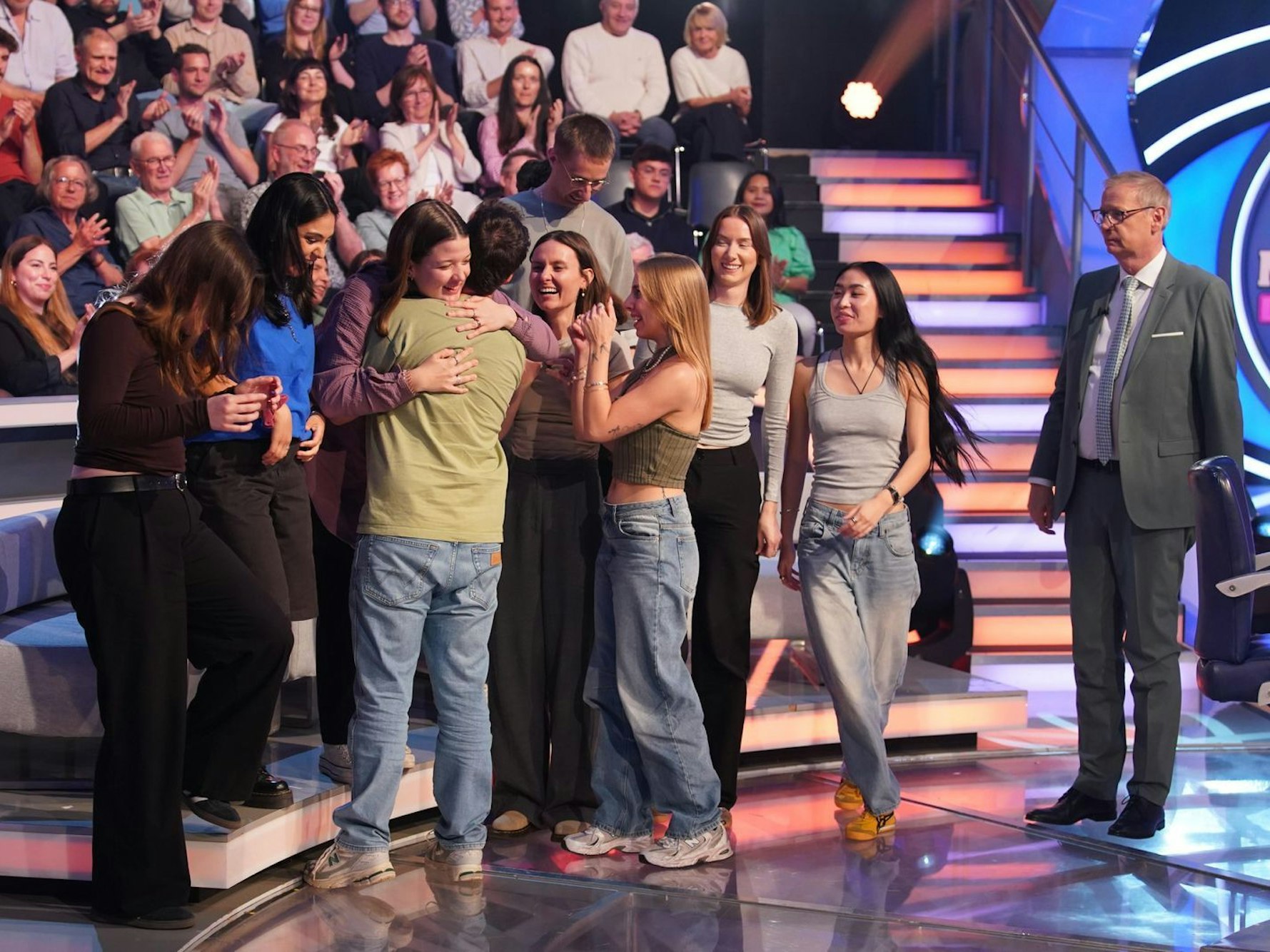 Seine Kollegen feiern ihn dennoch: „Ein solides Mittelmaß abgeliefert“, resümiert der Moderator. „So wie in der Arbeit“, stichelt seine Chefin. (Bild: RTL / Stefan Gregorowius)
