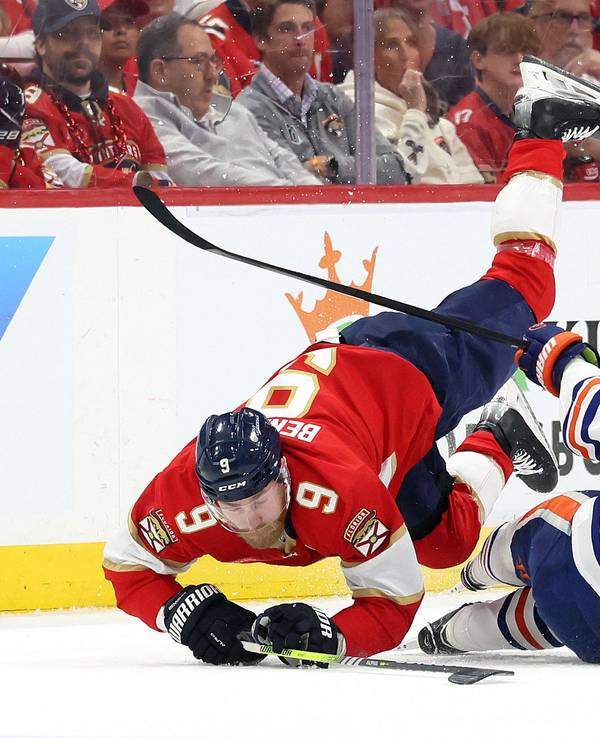 Floridas Sam Bennett und Edmontons Leon Draisaitl fallen aufs Eis.
