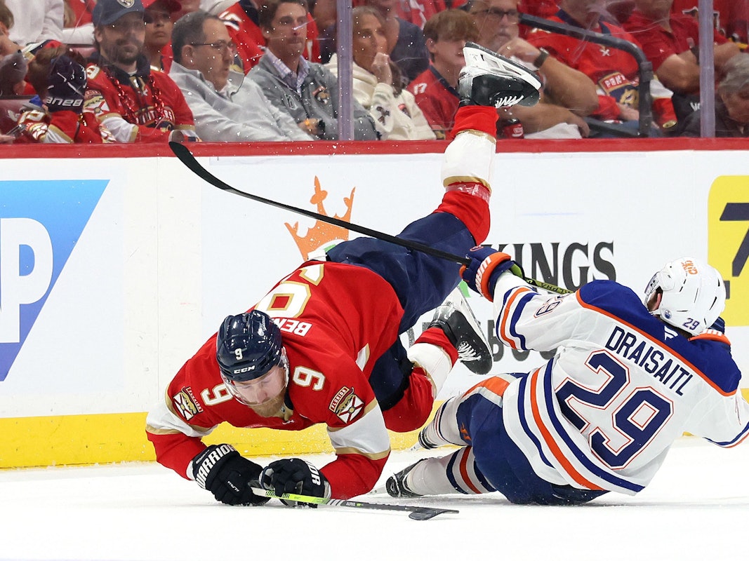 Floridas Sam Bennett und Edmontons Leon Draisaitl fallen aufs Eis.