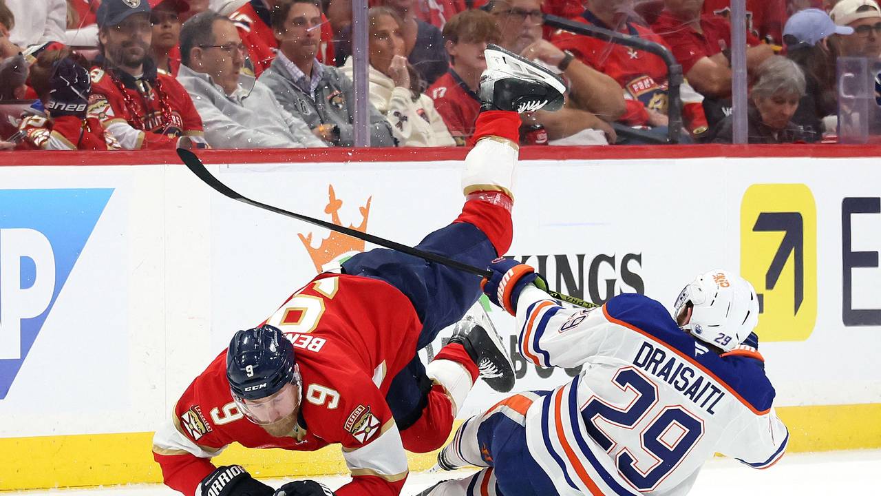 Floridas Sam Bennett und Edmontons Leon Draisaitl fallen aufs Eis.