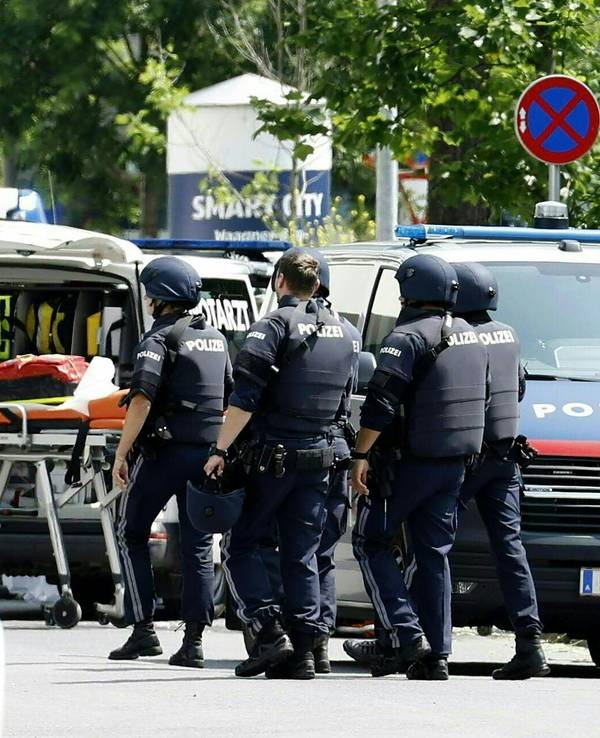 Einsatzkräfte der Polizei stehen in der Nähe des Tatorts an einer Grazer Schule. Bei den Schüssen sind mehrere Menschen getötet worden.