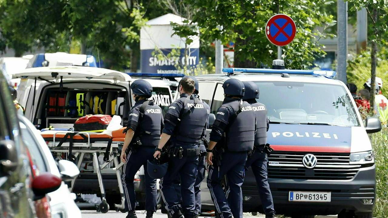Einsatzkräfte der Polizei stehen in der Nähe des Tatorts an einer Grazer Schule. Bei den Schüssen sind mehrere Menschen getötet worden.