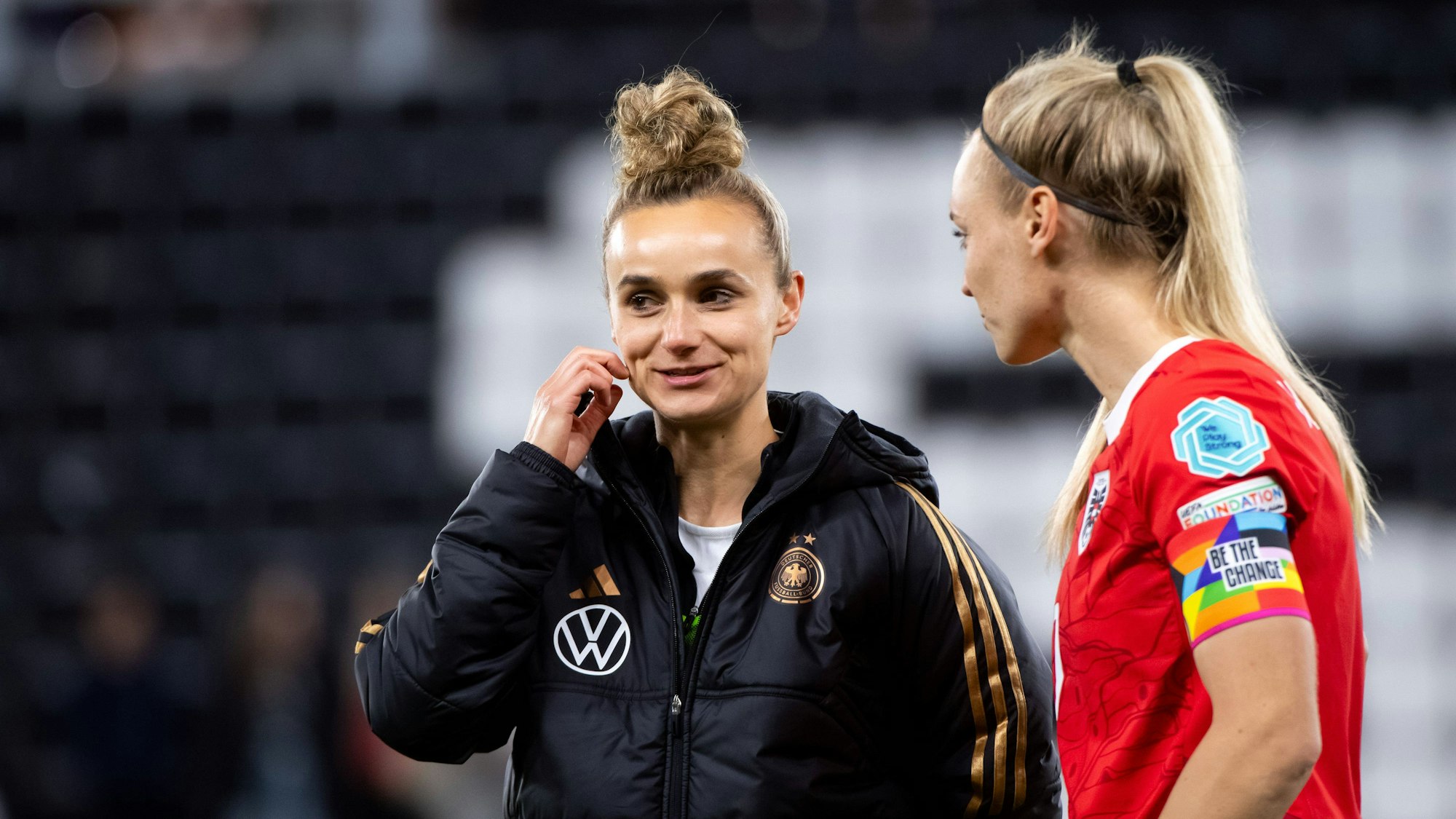 Lina Magull (l.) nach dem Frauen-Länderspiel gegen Österreich im Gespräch mit Sarah Puntigam.