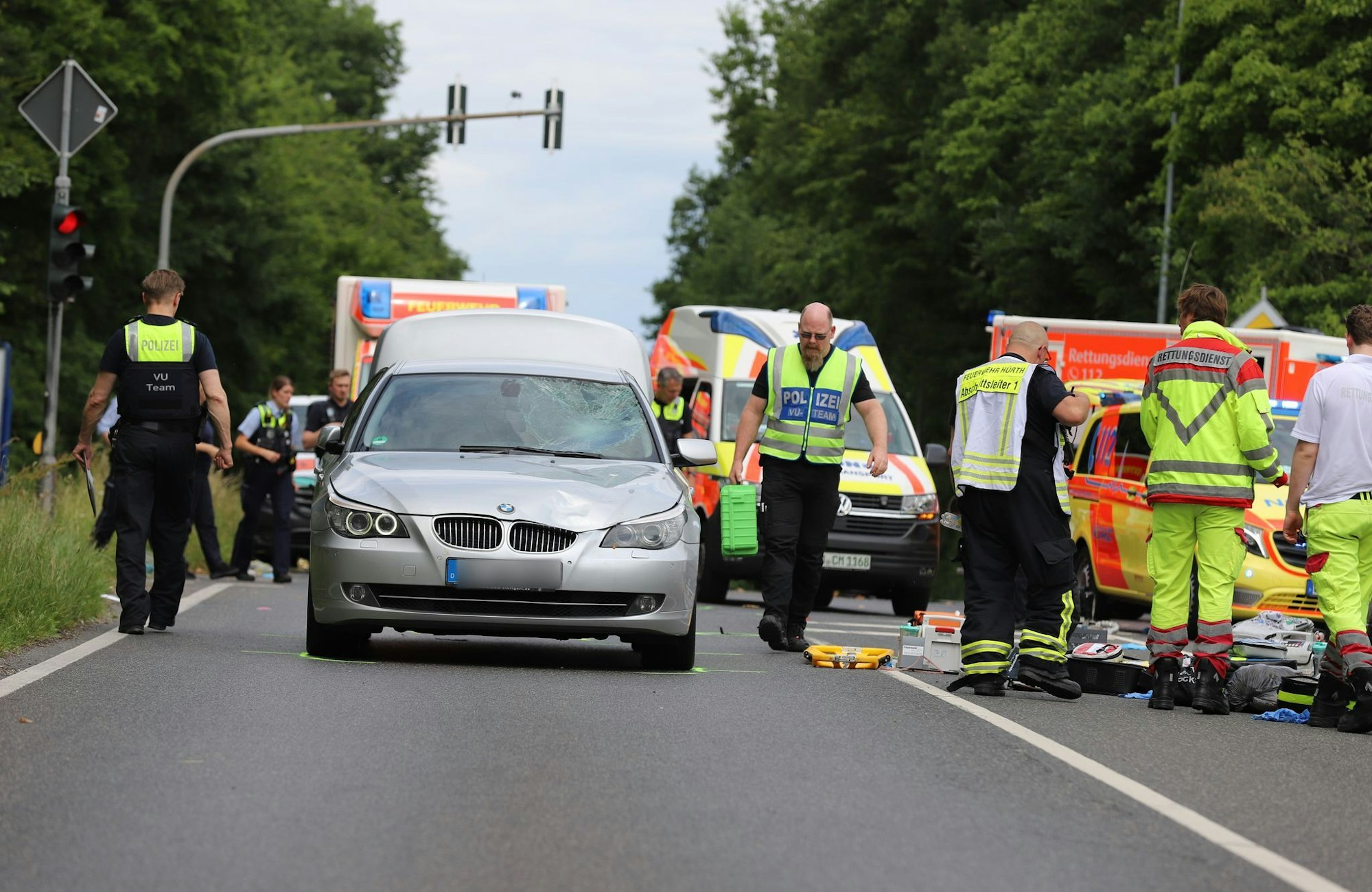 Knapp eine Woche nach dem schweren Verkehrsunfall mit einer Kindergruppe in Hürth befindet sich ein schwer verletzter Betreuer immer noch in kritischem Zustand (Archivbild).