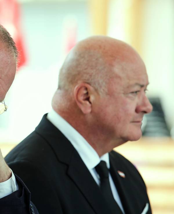 Österreichs Innenminister Gerhard Karner (l, ÖVP) und Österreichs Bundeskanzler Christian Stocker (ÖVP) geben eine Pressekonferenz.