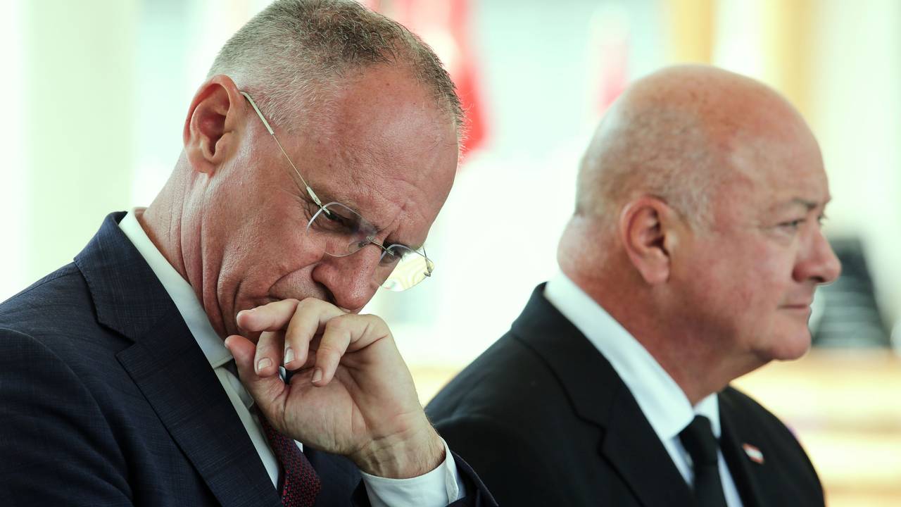 Österreichs Innenminister Gerhard Karner (l, ÖVP) und Österreichs Bundeskanzler Christian Stocker (ÖVP) geben eine Pressekonferenz.