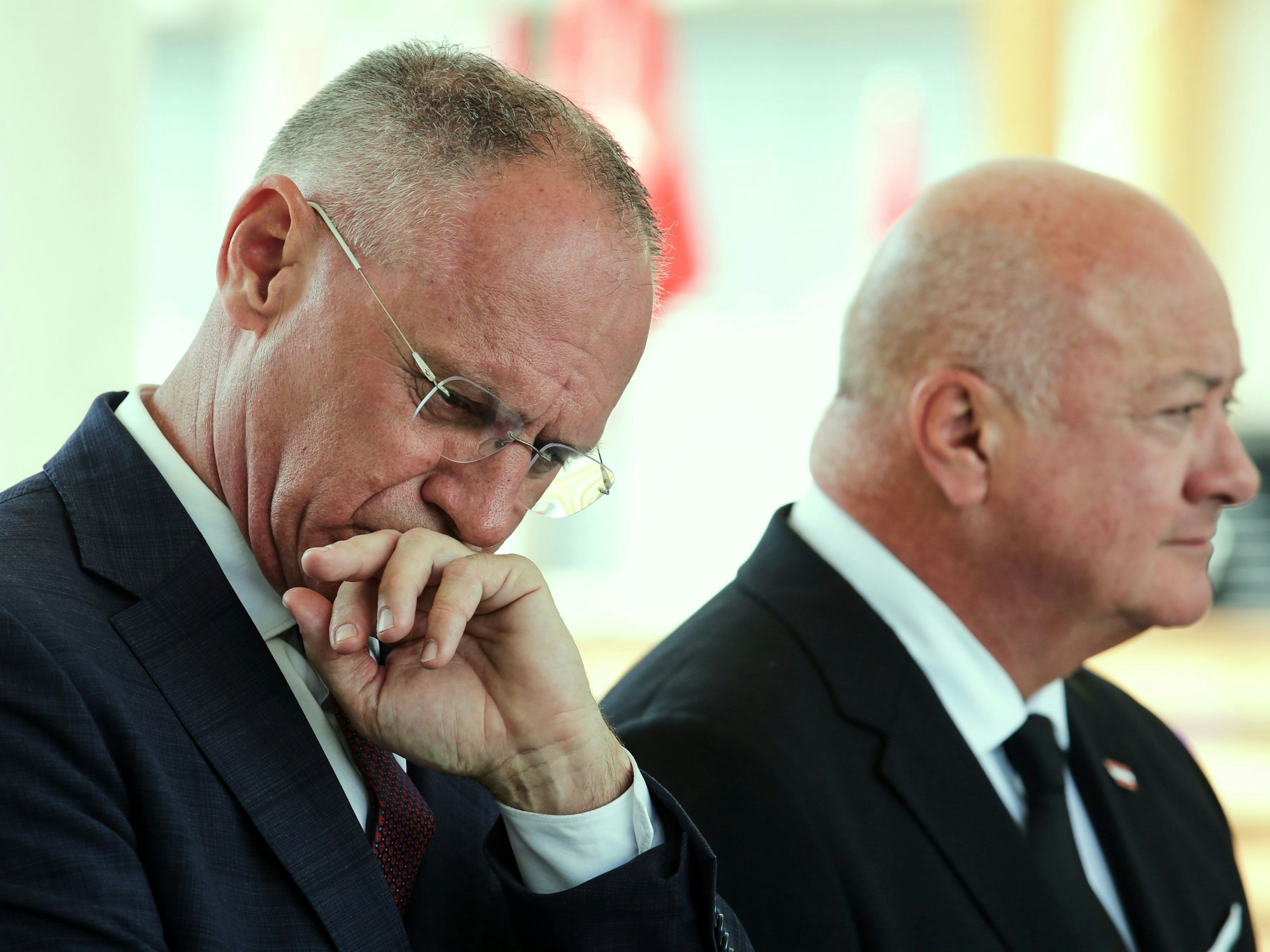 Österreichs Innenminister Gerhard Karner (l, ÖVP) und Österreichs Bundeskanzler Christian Stocker (ÖVP) geben eine Pressekonferenz.