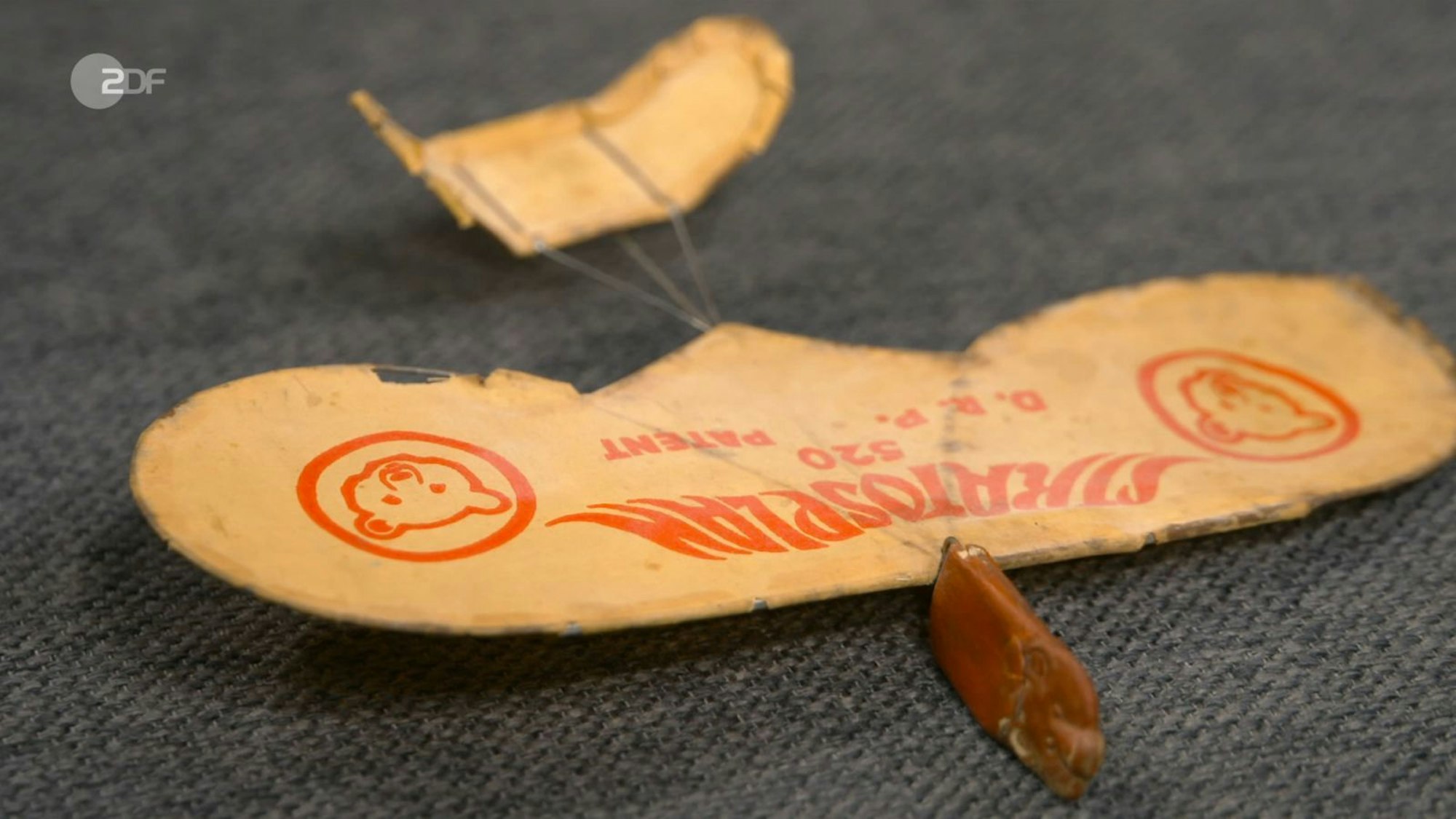 Wer regelmäßig „Bares für Rares“ guckt, hat gelernt: Die Marke Steiff hat nicht nur Teddybären gemacht. Das bewies auch das Flugspielzeug von 1931. Christian erhoffte sich 110 Euro. Annika Raßbach taxierte auf 150. Julian Schmitz-Avila bezahlte 160 Euro. (Bild: ZDF)
