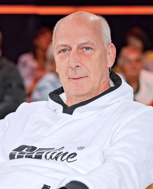 Mario Basler sitzt in der MDR-Talkshow „Riverboat“. Basler hat sich kritisch über den VfL Wolfsburg und dessen Spieler geäußert.