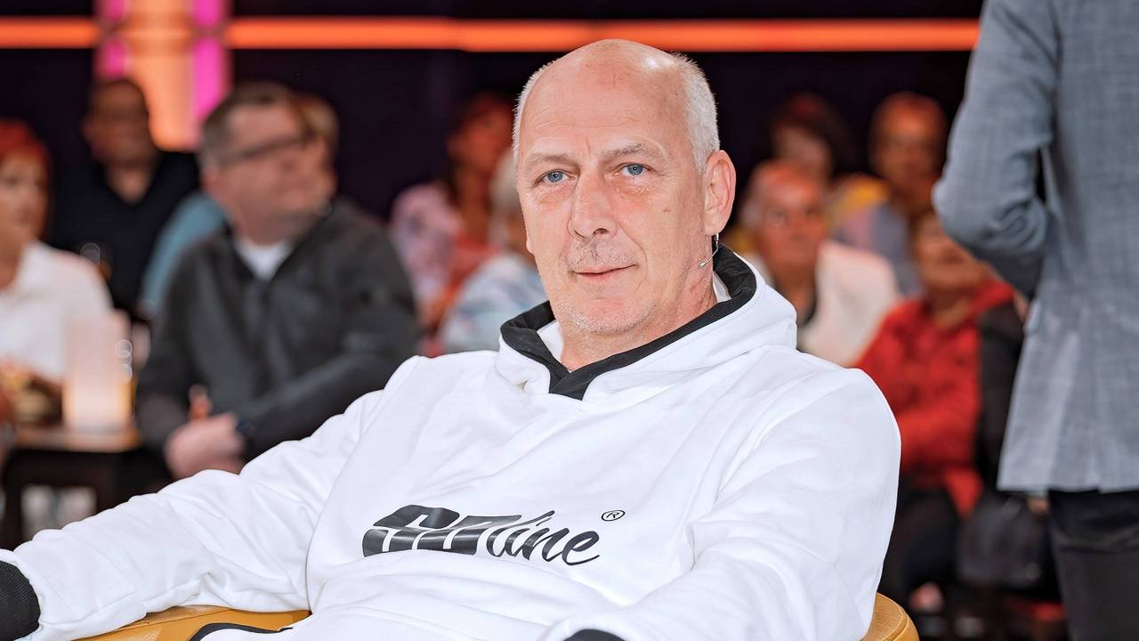 Mario Basler sitzt in der MDR-Talkshow „Riverboat“. Basler hat sich kritisch über den VfL Wolfsburg und dessen Spieler geäußert.