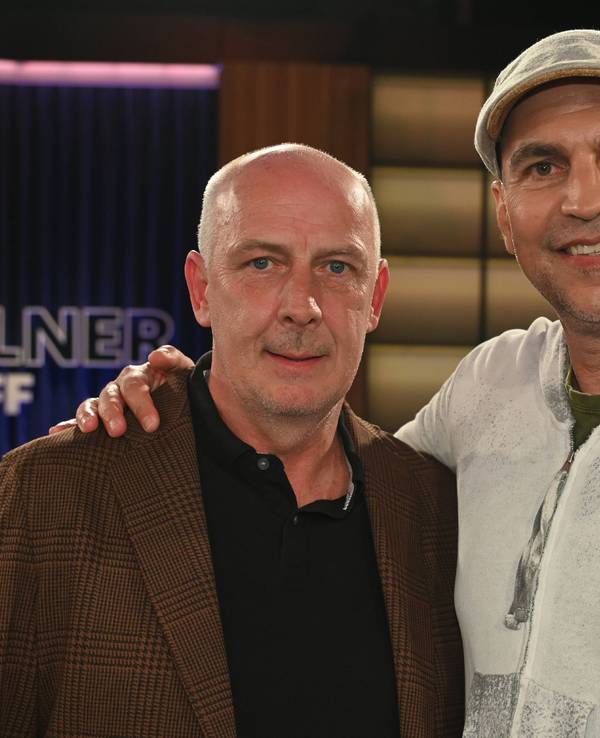 Mario Basler und Markus Babbel posieren auf einem Foto.
