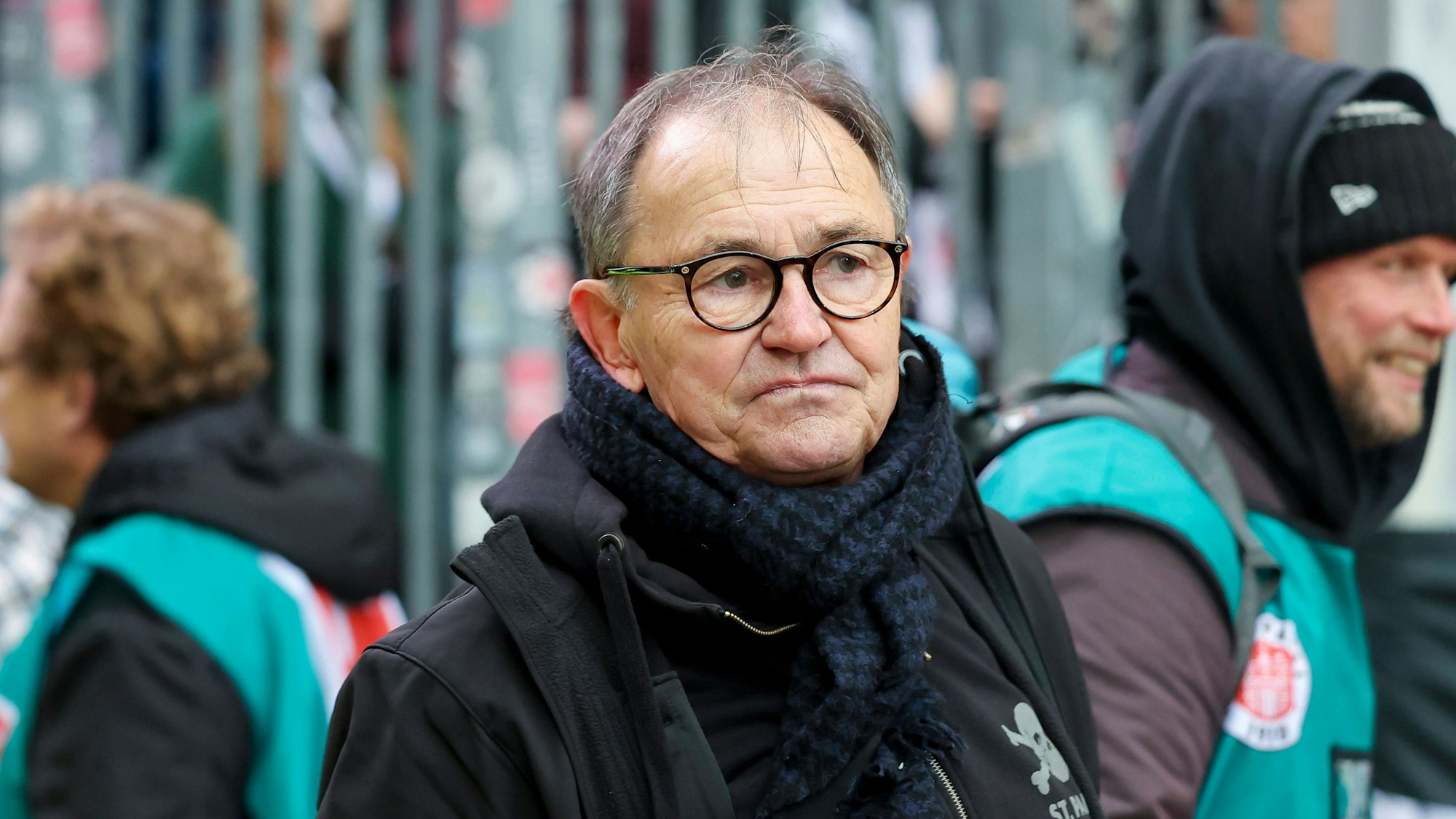 Ewald Lienen, hier am 9. November 2024 bei einem Heimspiel des FC St. Pauli.