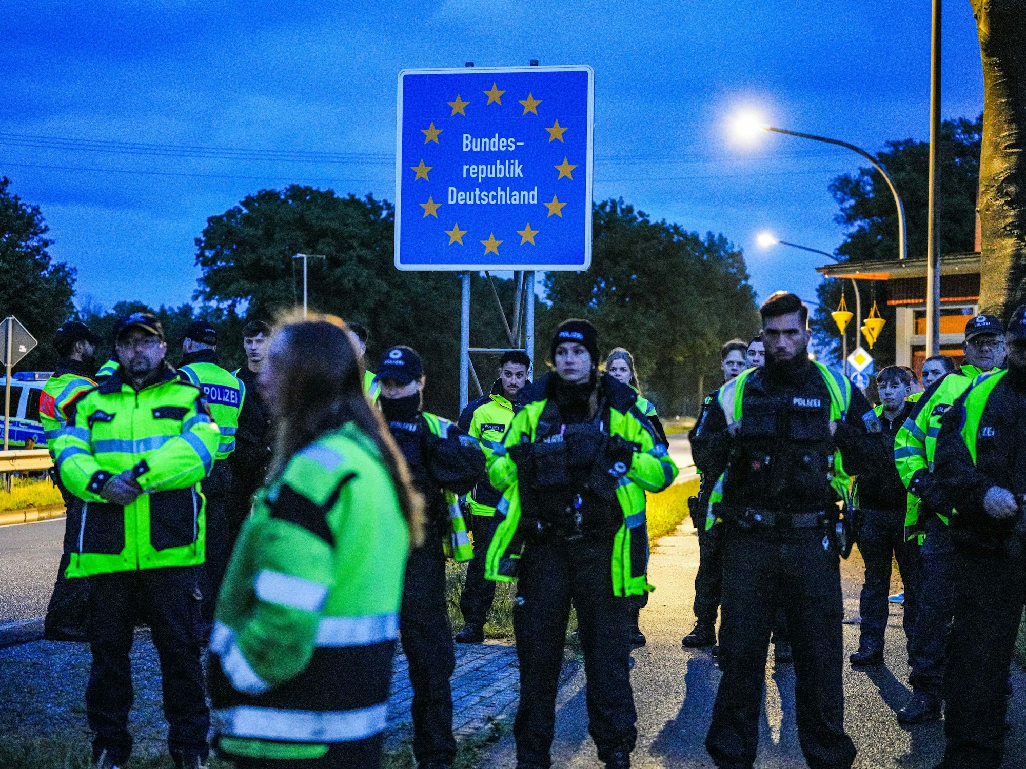 Auf der deutschen Seite der Grenze zwischen Ter Apel und dem deutschen Ort Rütenbrock steht die deutsche Polizei bereit, um einzugreifen, falls niederländische Bürger weiterhin eigenmächtig Grenzkontrollen durchführen.