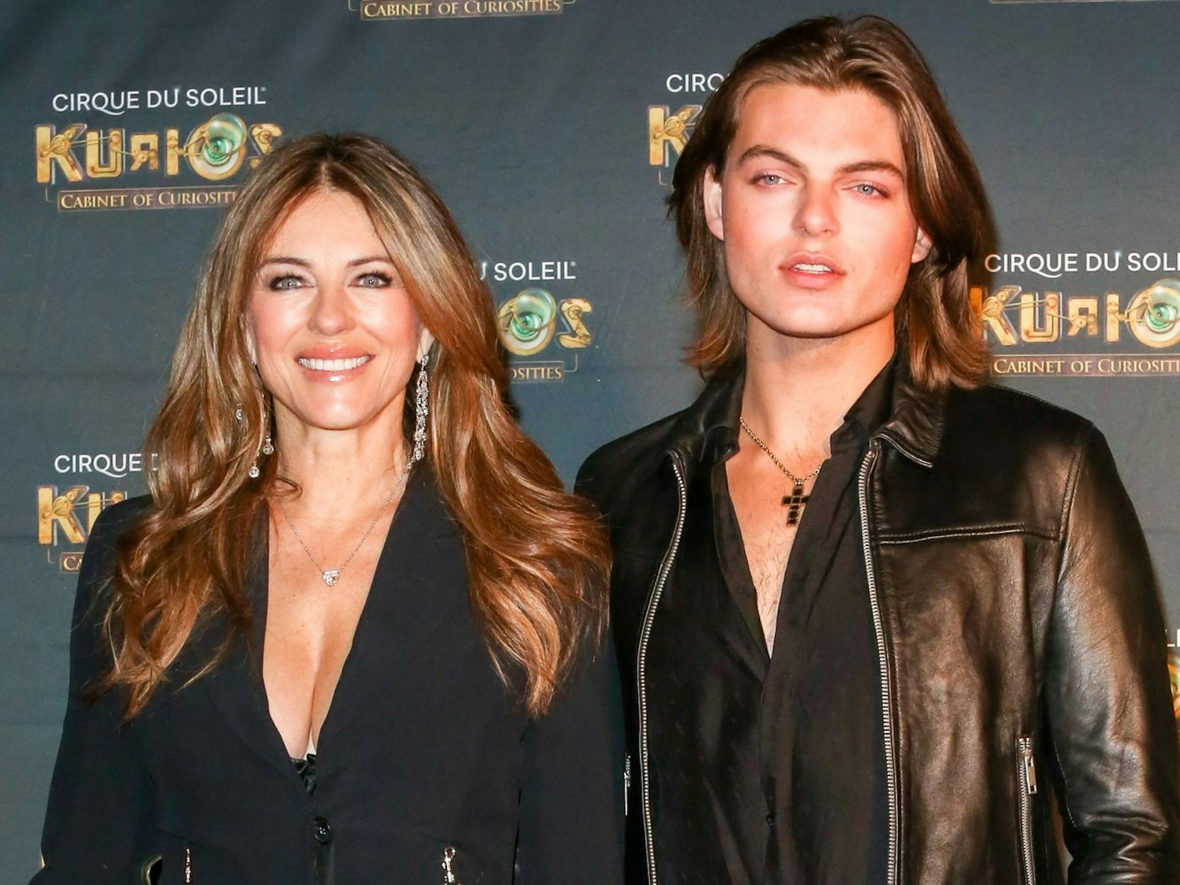 Elizabeth Hurley mit ihrem Sohn Damian Hurley. Mit dem angehenden Regisseur drehte die Schauspielerin 2024 einen Film. (Bild: 2023 Getty Images/Nick England)