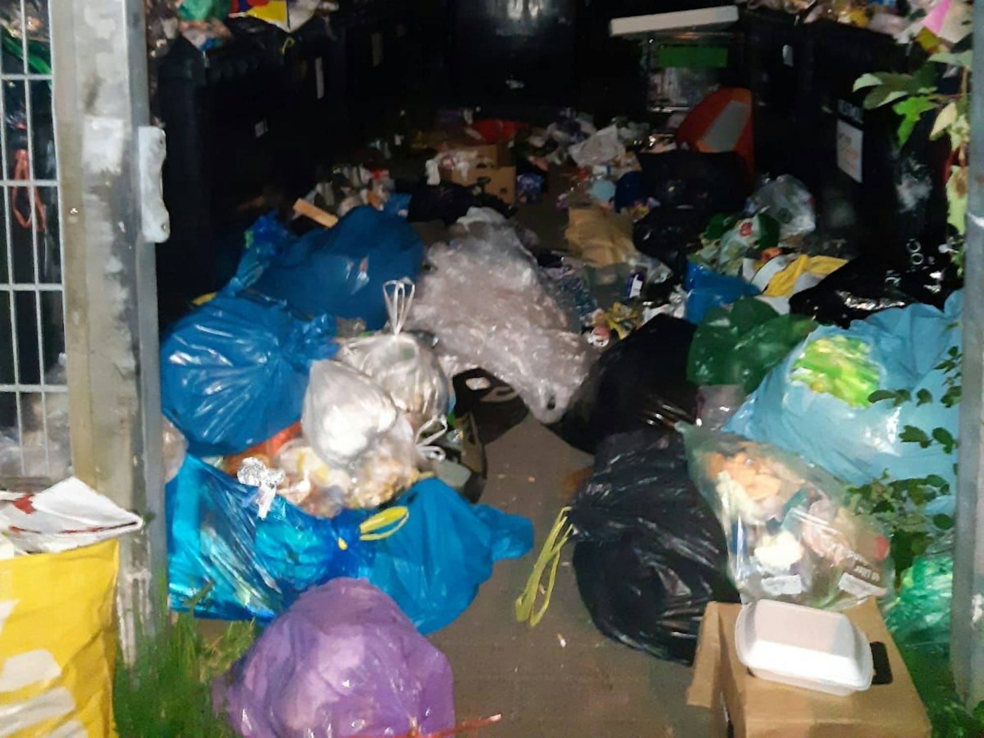Eine Menge Müll liegt auf dem Boden.