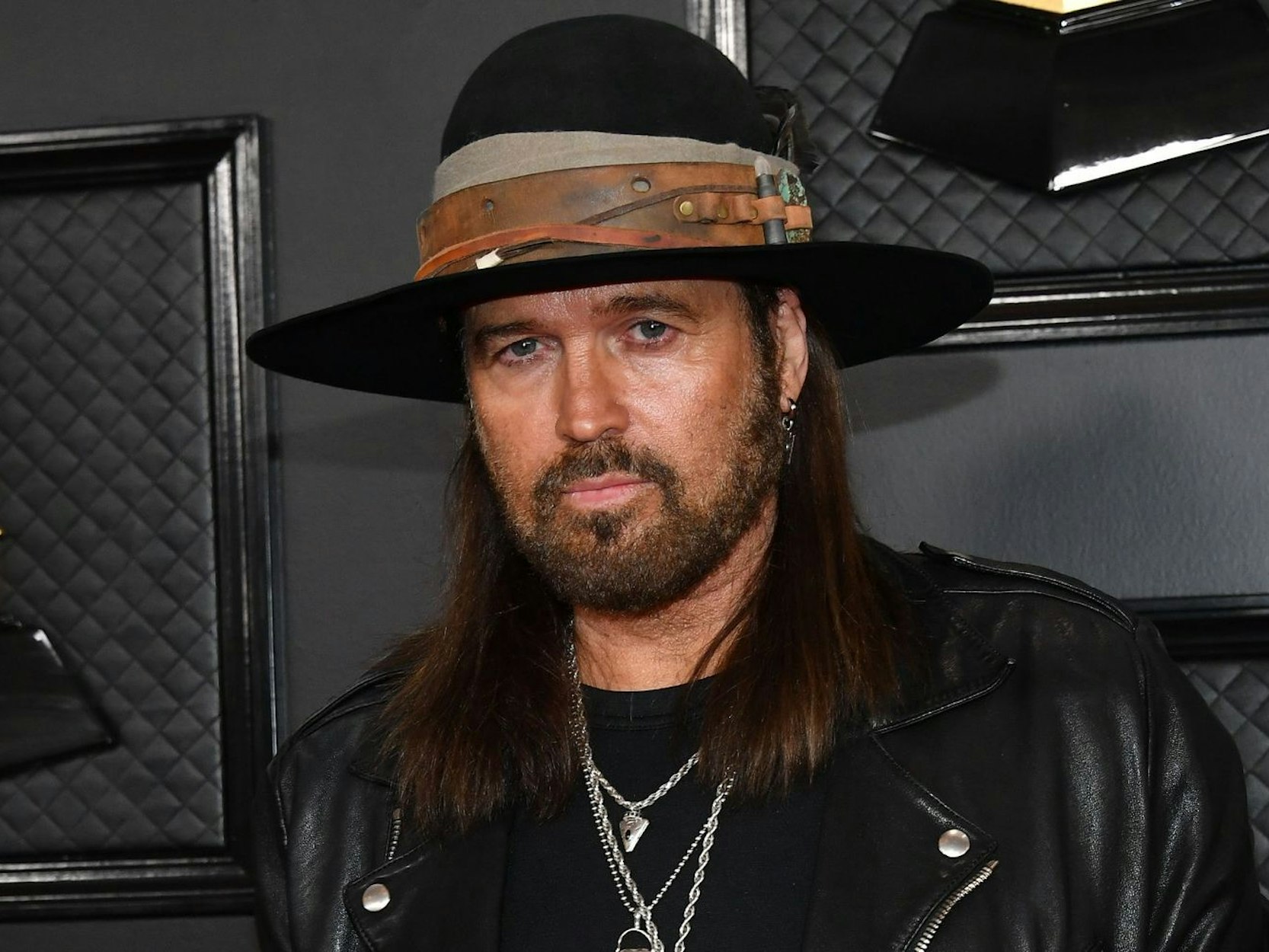 Noch sind gemeinsame Bilder Mangelware, aber das ist der Neue an Liz Hurleys Seite: Billy Ray Cyrus, der Vater von Miley Cyrus. (Bild: 2020 Getty Images/Amy Sussman)