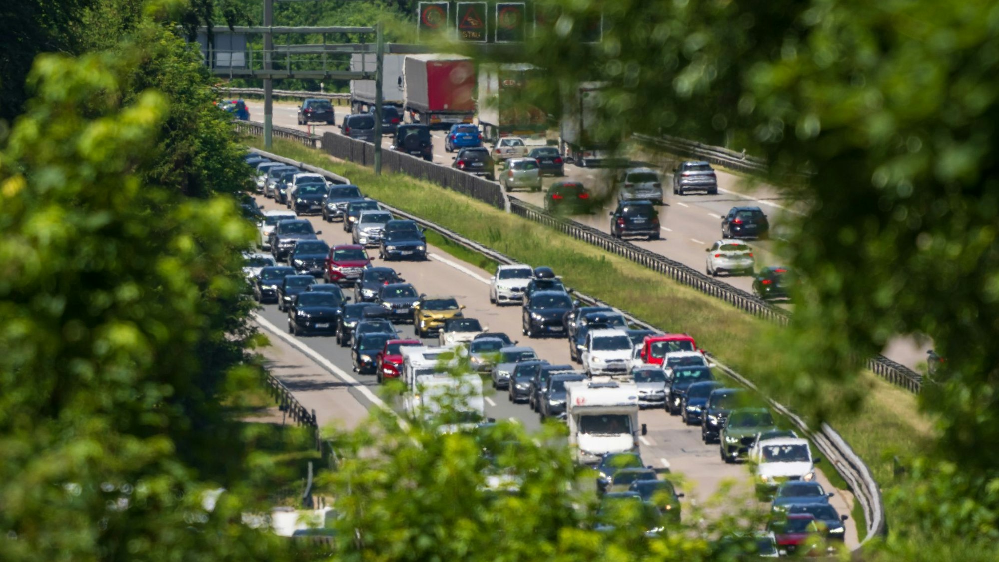 Autos stehen auf der Autobahn im Stau (Archivbild)