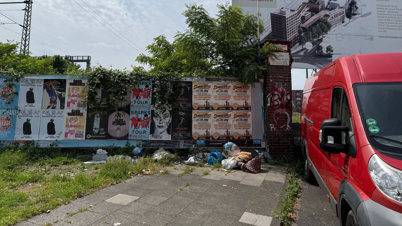 Müll liegt auf dem Boden vor einer Wand.