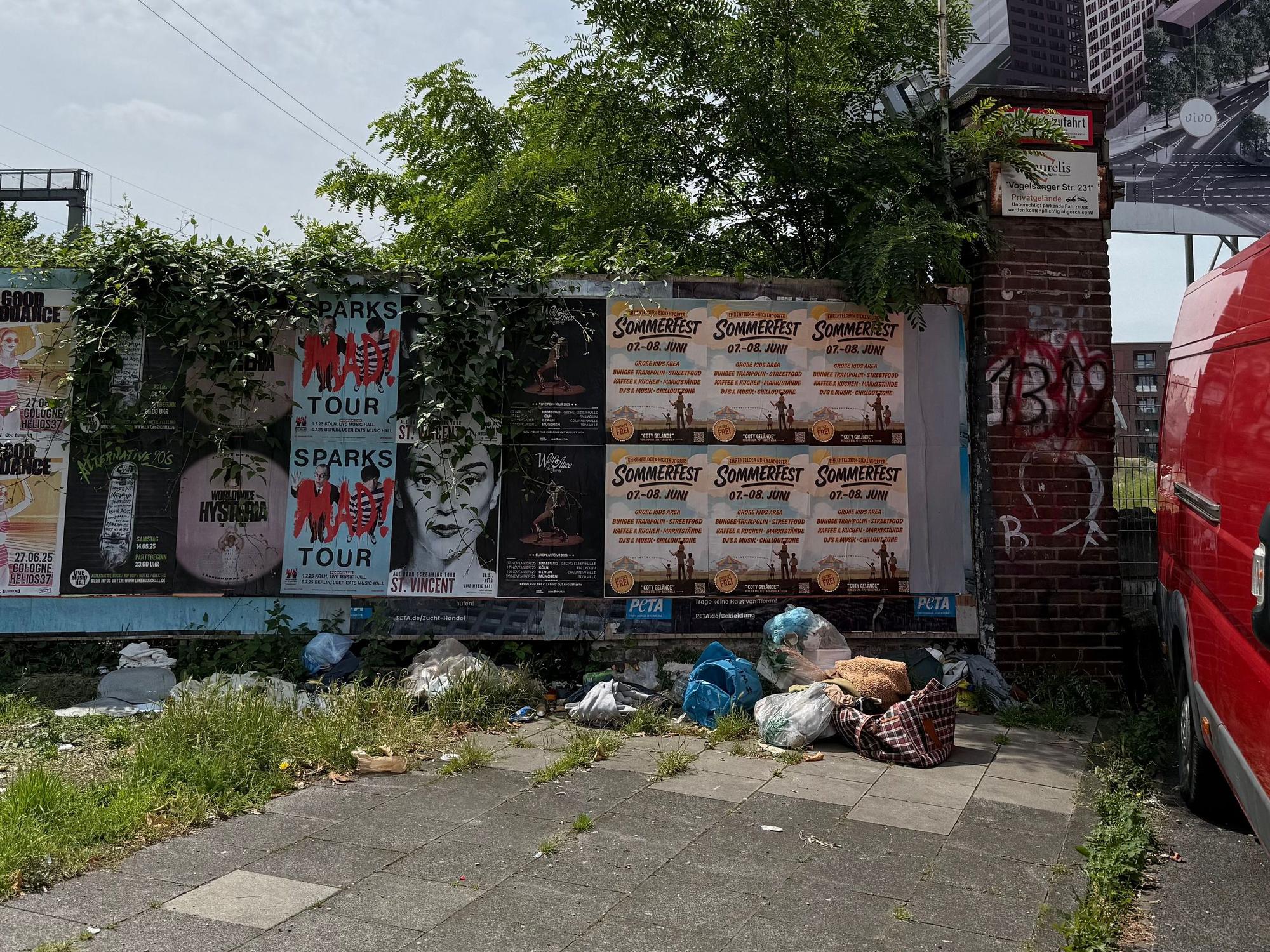 Müll liegt auf dem Boden vor einer Wand.