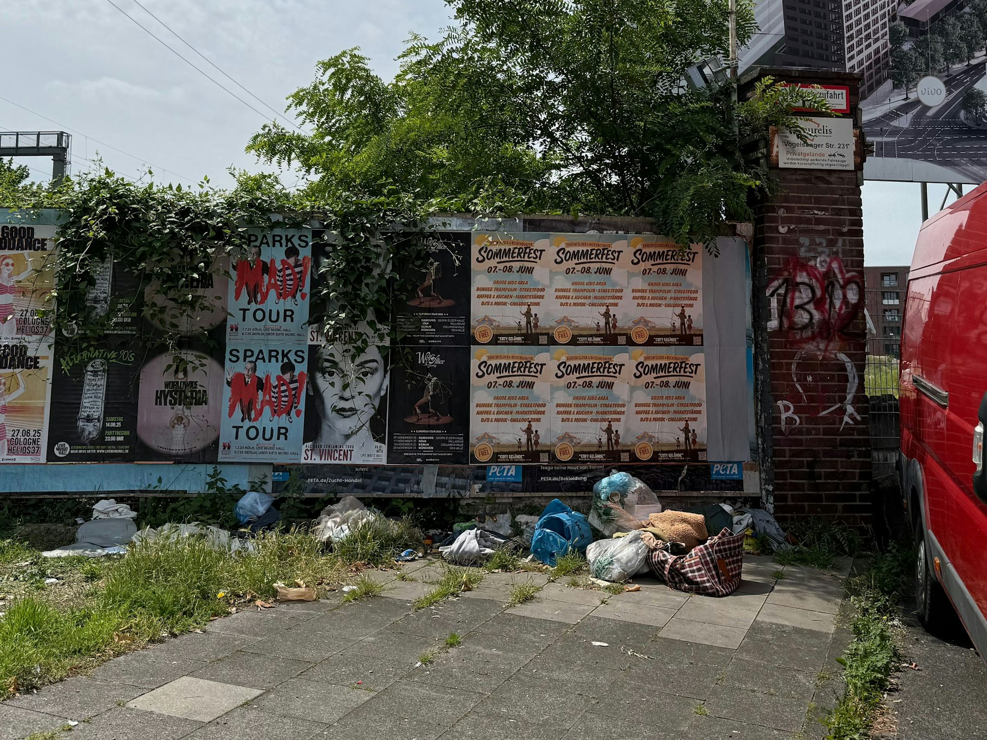 Müll liegt auf dem Boden vor einer Wand.