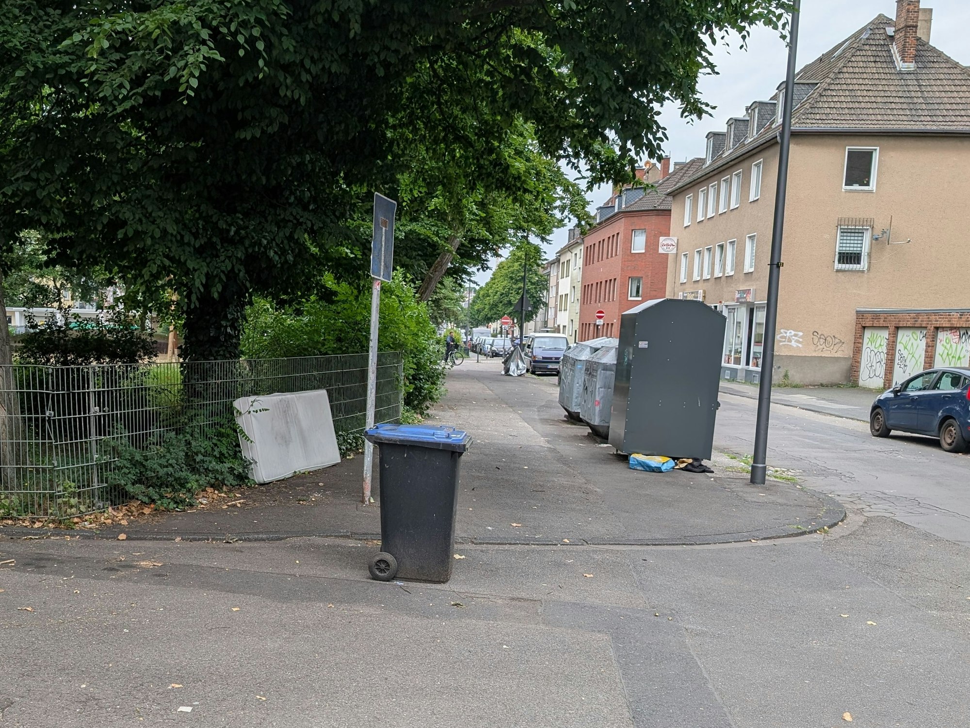 Eine Matratze liegt am Straßenrand