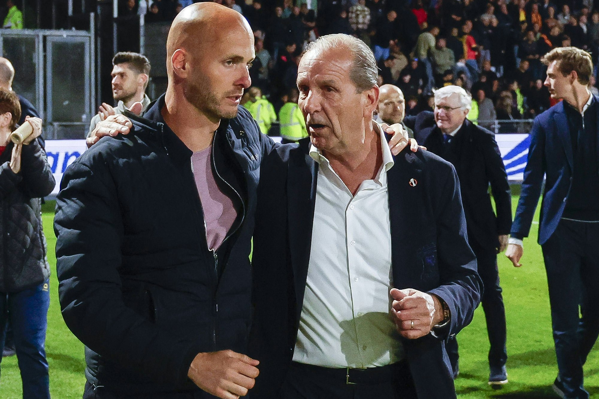 Trainer Paul Simonis unterhält sich mit Jan Willem van Dop.