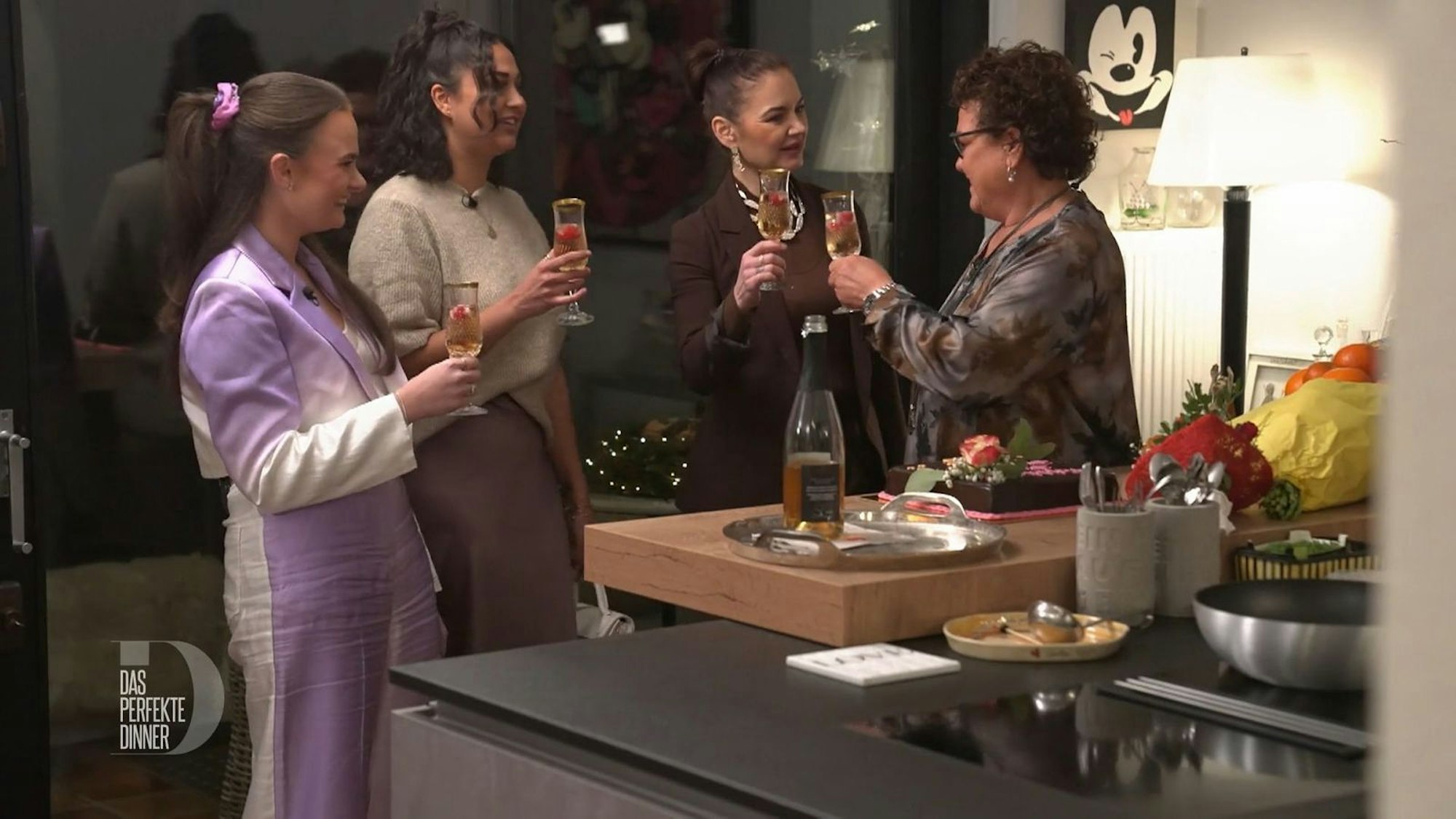 Jil, Natalia und Melanie (v.l.n.r.) haben sich ebenfalls Gedanken über ihr perfektes Outfit gemacht.
(Bild: RTL)