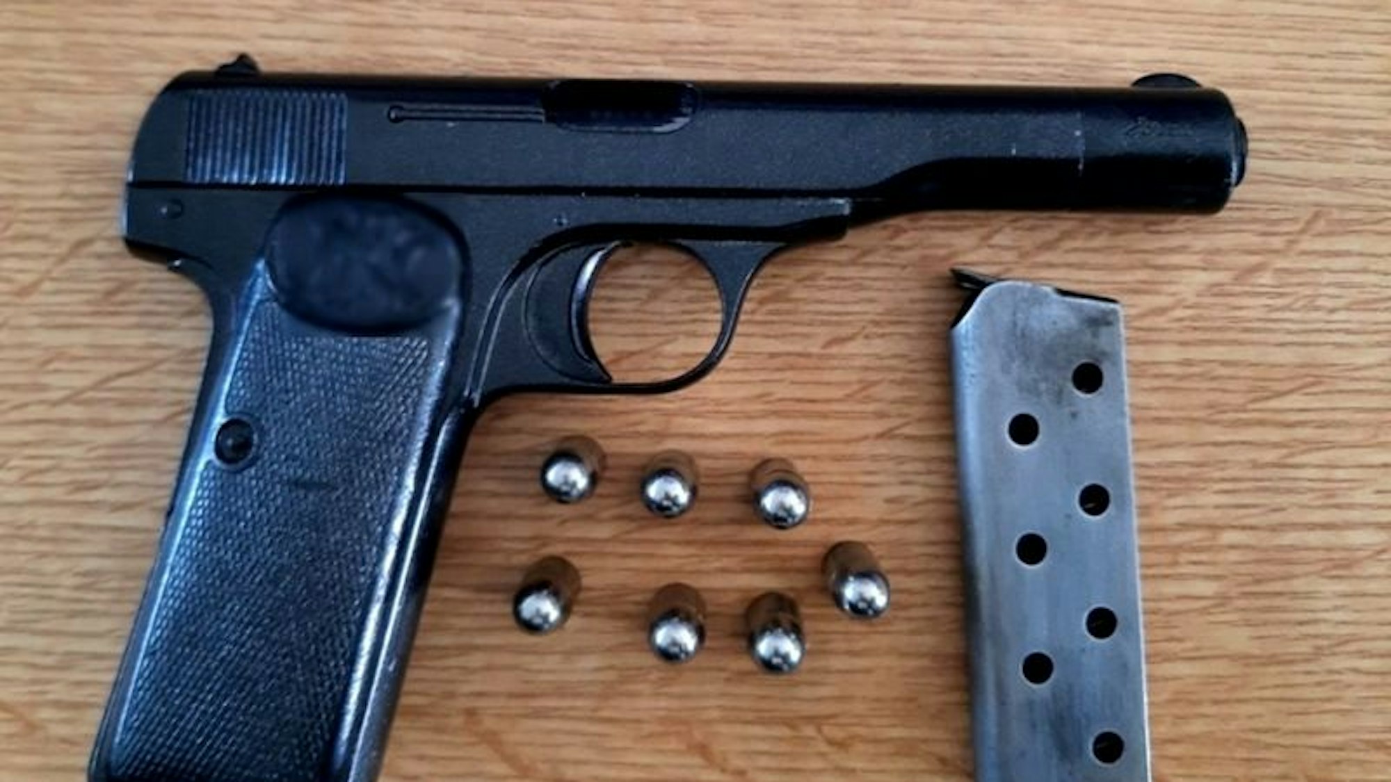 Eine bei Kontrollen der Bundespolizei Aachen am Pfingstwochenende gefundene halbautomatische Handfeuerwaffe mit Magazin und Munition.