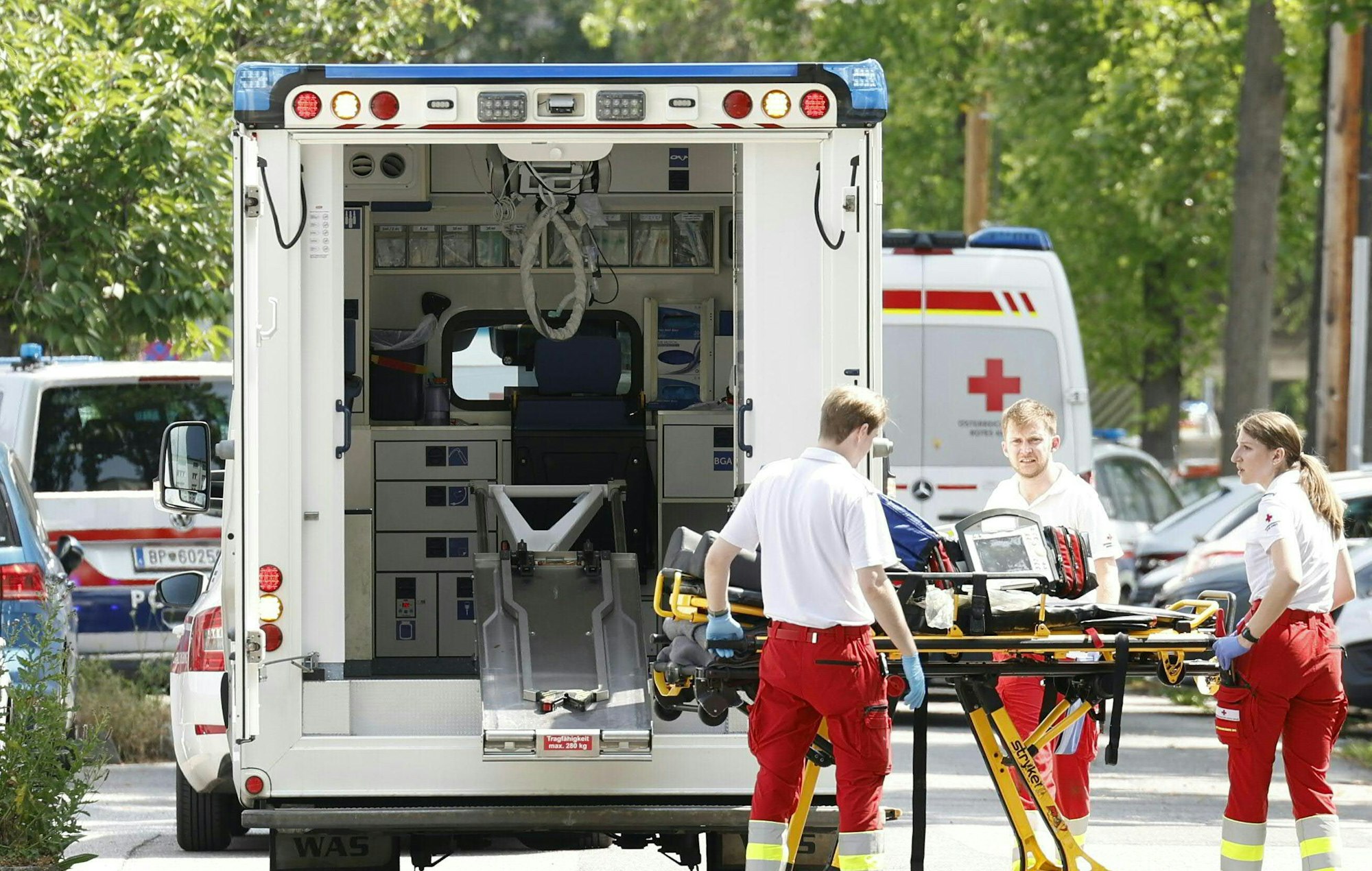 Sanitäter und Sanitäterinnen bereiten sich in der Nähe des Tatorts auf den Einsatz vor. Es soll mehrere Schwerverletzte geben.