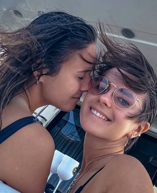 Natalia Zabiiako und Daria Kasatkina posieren gemeinsam auf einem Foto.