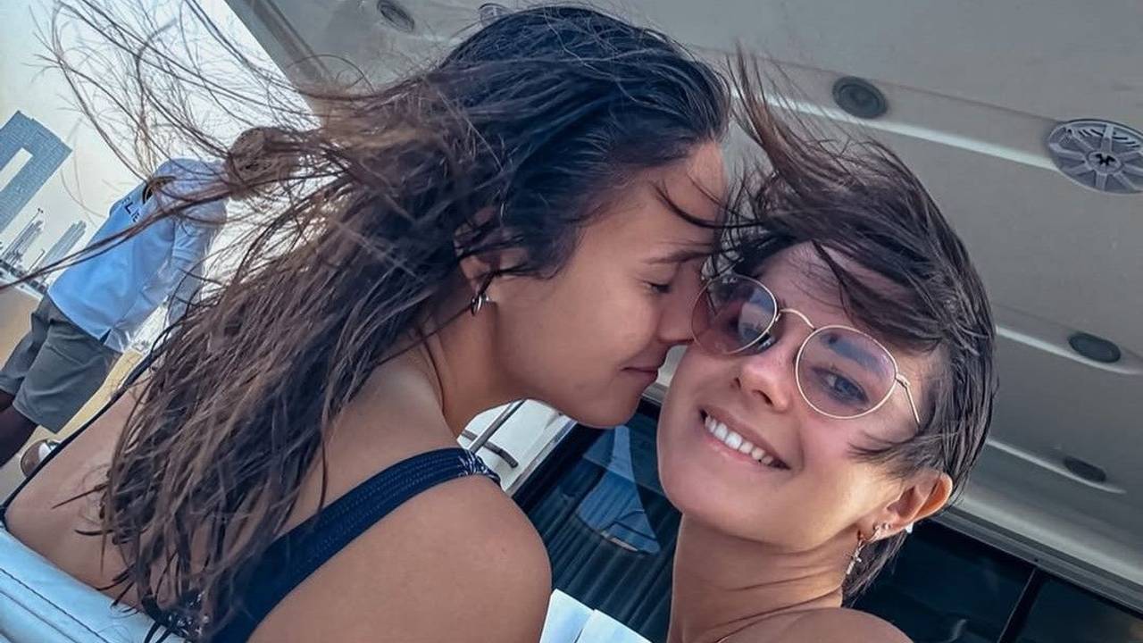 Natalia Zabiiako und Daria Kasatkina posieren gemeinsam auf einem Foto.
