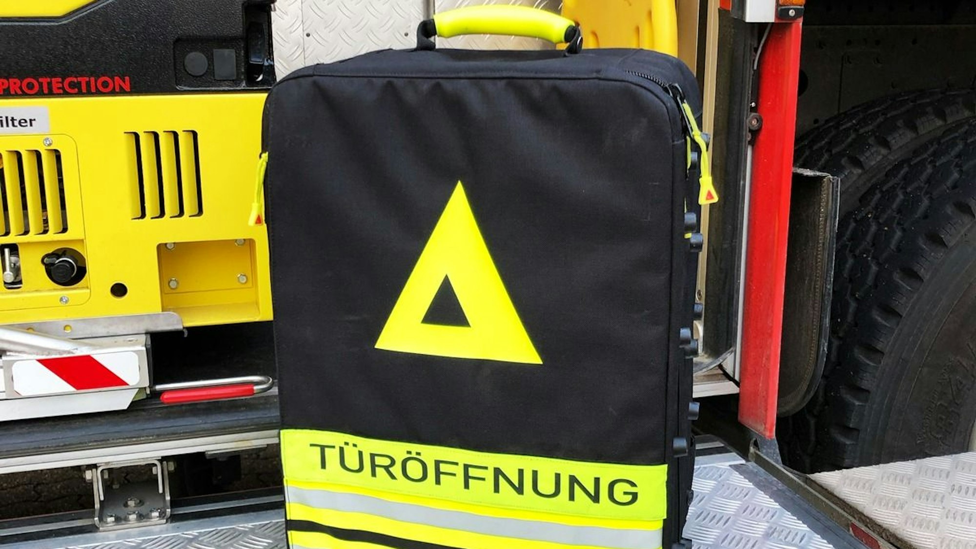 Einsatz der Freiwilligen Feuerwehr Alpen bei einer Personenrettung in einer Wohnung an der Bruckstraße